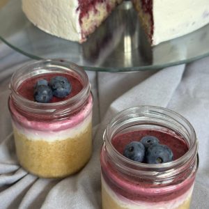 Quark-Heidelbeer-Torte im Glas "Blue comes true"